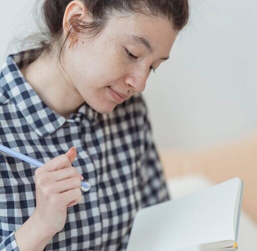 Beginner Guide to Journaling Every Day for a Happier Mind